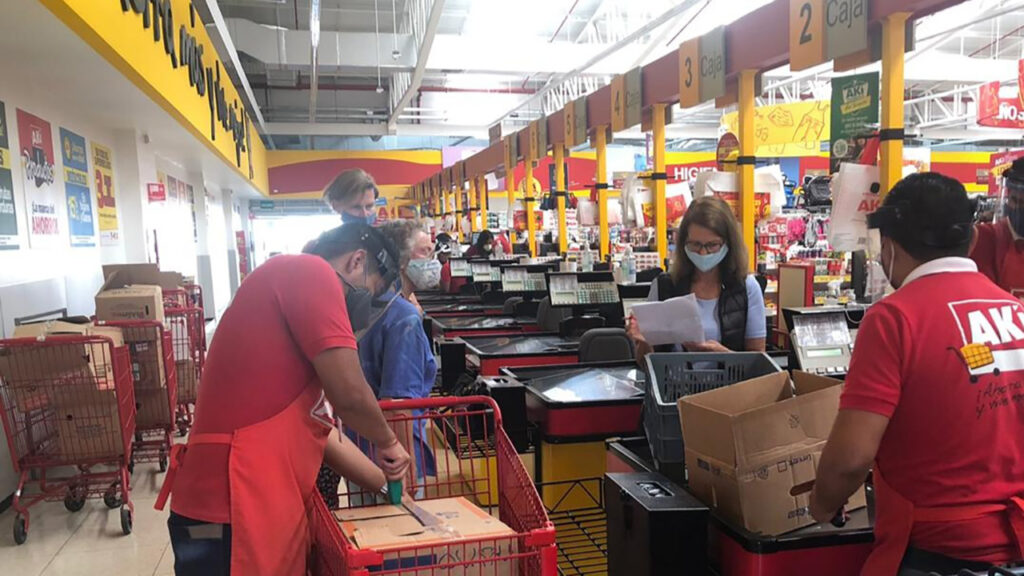 Die Damas Alemanas tätigen die Einkäufe für die Lebensmittelkisten im Gran Aki Supermarkt in Tumbaco.