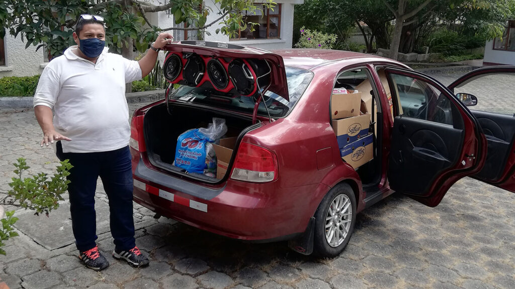 Der Fahrer Daniel fährt die Lebensmittelkisten zu einzelnen Kirchengemeinden.