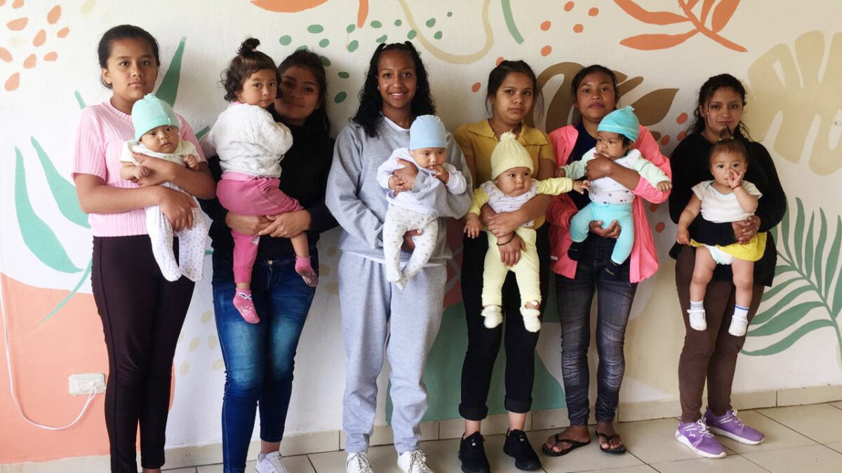 Die 6 Stipendiatinnen der Damas Alemanas und ihre Babies im Schuljahr 2021-2022. Foto © Regina Salazar