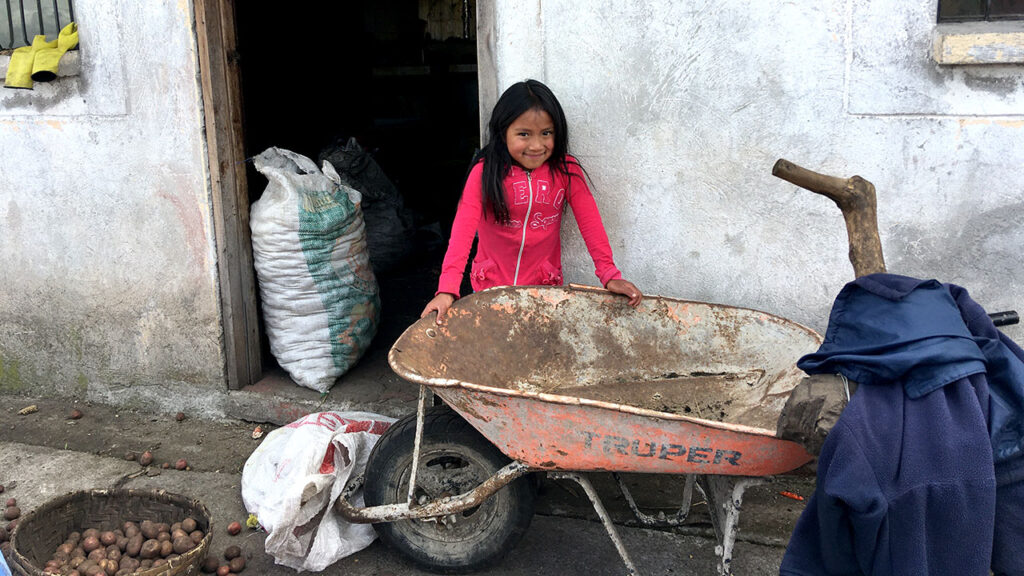 Unser Spendenaufruf im November 2020. Kartoffeln sind ein wesentlicher Teil dessen, was die Kindheit in Monteserín Alto bestimmt. Foto © Benita Schauer
