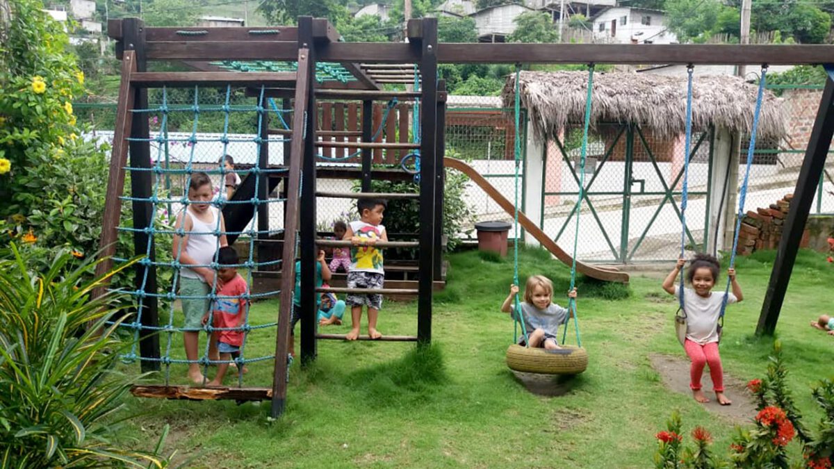 Auf dem Außengelände im Kinderhort haben die Kinder viel Spaß. Foto © Carola Knäulein