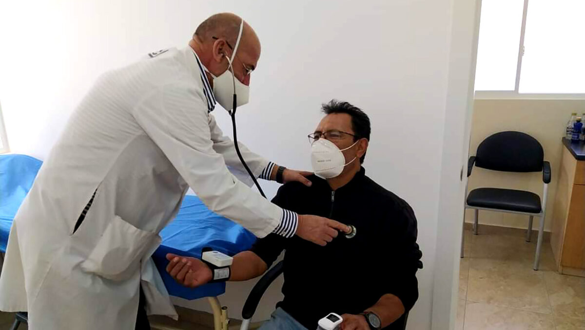 Dr. Nelson Carillo behandelt Patienten in La Concepción ehrenamtlich. Foto © Pfarrer Manuel Proaño