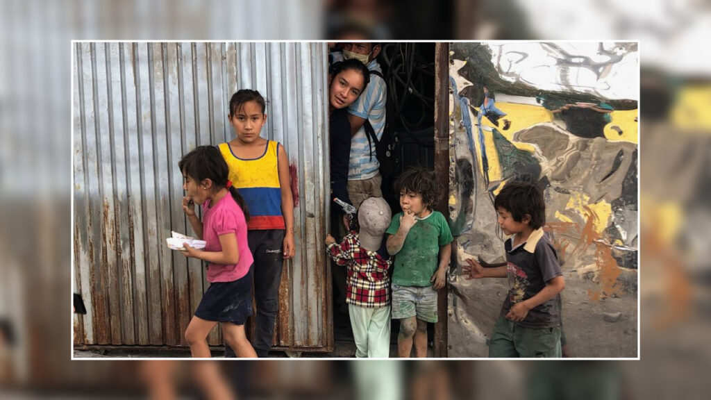Keine Schulspeisung, kaum Einkommen: Ein Vater mit seinen sechs Kindern im Örtchen Lumbisi bei Quito. Ihnen konnten wir ein wenig helfen. Foto © Cecilia Vega