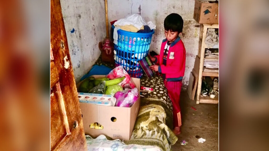 Die Familie von Miguel lebt zu fünft in einem winzigen Zimmer mit einem Bett. Unsere große Kiste mit frischen Lebensmitteln hilft für etwa zwei Wochen.