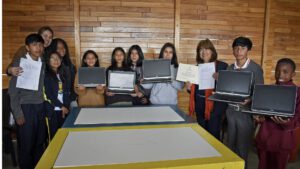Die Damas Alemanas spendeten 5 Laptops für die Fundación Sembrar. Foto © Mishell Báez